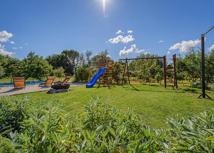 Dom wakacyjny 2 Bedroom Awesome In Pula