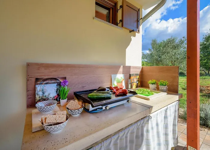 Dom wakacyjny 2 Bedroom Awesome In Pula