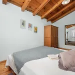 בית נופש 2 Bedroom Awesome In פולה