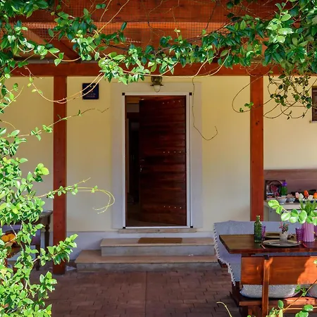 2 Bedroom Awesome In Holiday home *