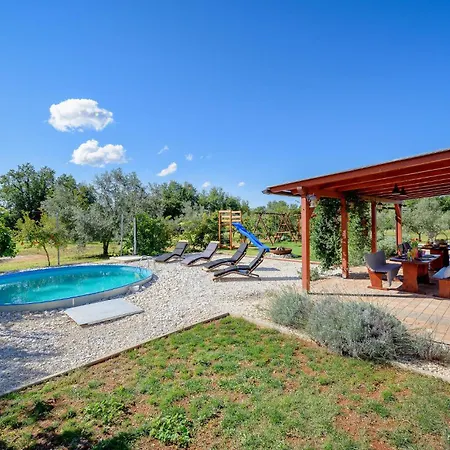 2 Bedroom Awesome In Pula