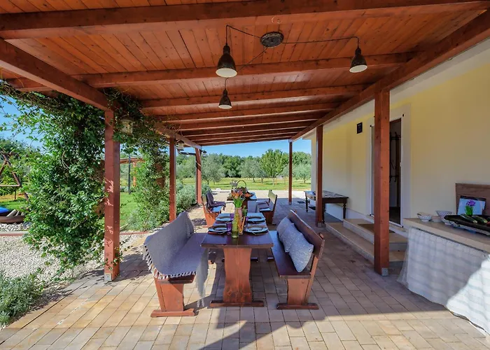 2 Bedroom Awesome In Feriehus Pula